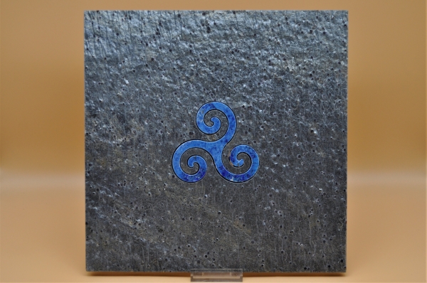 Lapislazuli-Triskele in Granatschiefer